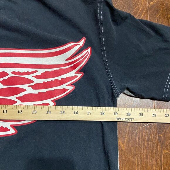NHL Detroit Red Wings Hockey 2-Tone Grey Black Red T-Shirt Mens Size Medium - Picture 6 of 7